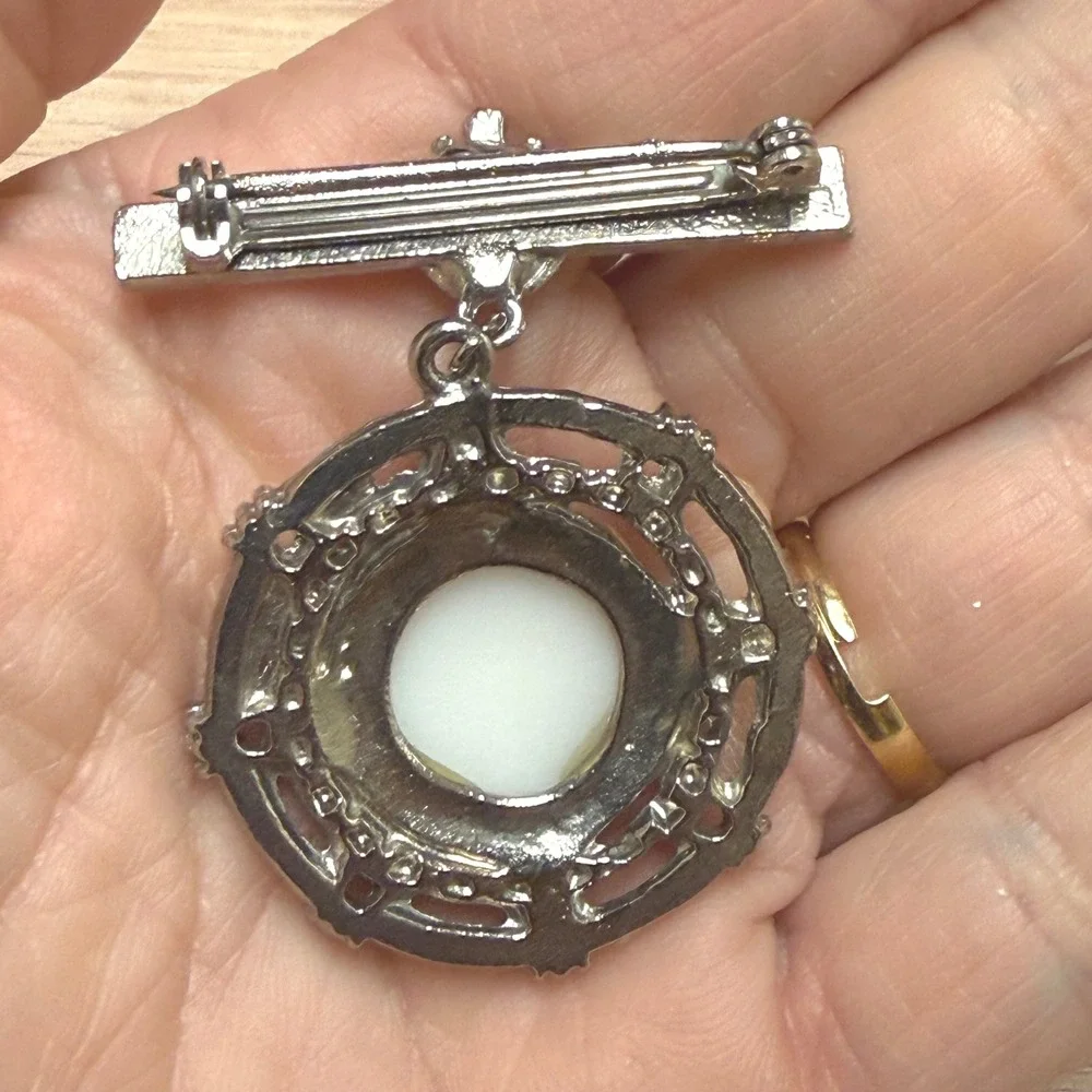 Vintage Silver Tone Faux Pearl Medallion Bar Brooch Rhinestone Ornate Drop Pin‎